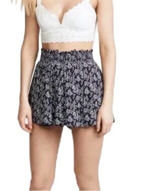 Likely Lillian Paisley Print Ruffle Shorts Navy Blue Size XS Like New